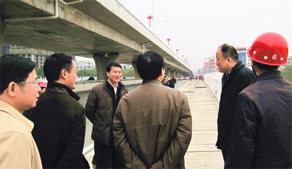 宜春市市長(zhǎng)蔣斌視察我公司明月大橋工程